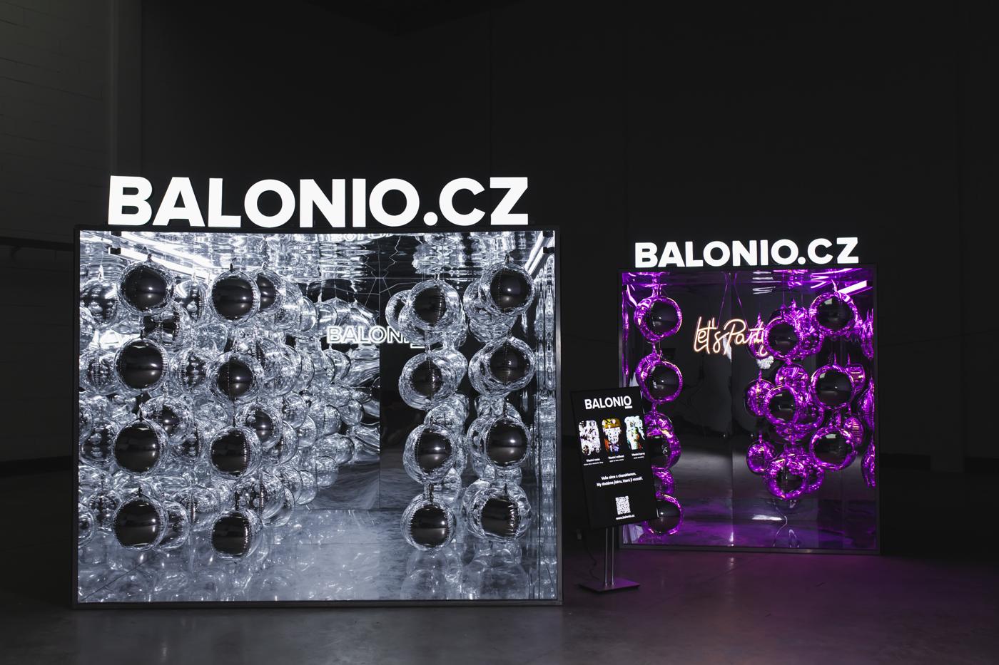 Obě Balonia — velký a malý zrcadlový fotobox na akci